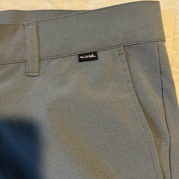 Travis Mathew- Golf Shorts 9’ - Picture 2 of 3